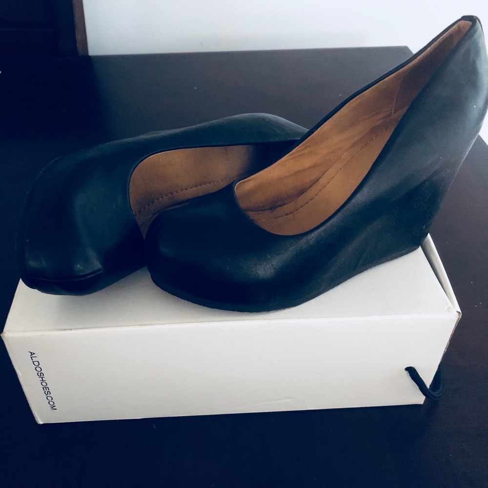 ALDO Black wedge shoe size 10